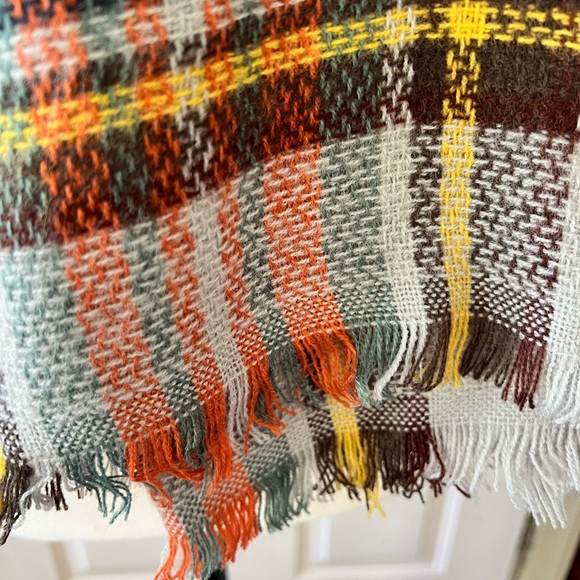 Apple Lane NWT scarf. No materials tag but loose soft weave. 46” wide, 52” long - Picture 7 of 8